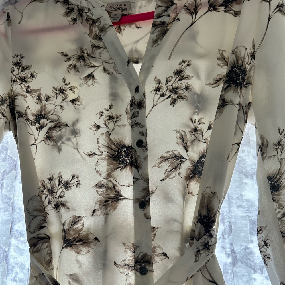 Size extra small Cosmo vintage button up dress with belt cream with flowers